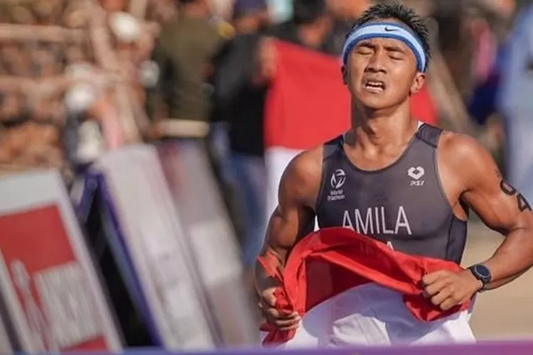 Atlet Triatlon, Rashif Amila Yaqin, menyentuh garis finish pertama untuk nomor Aquatlon perseorangan putra SEA Games 2023 Kamboja. (Dok. Kemenpora)