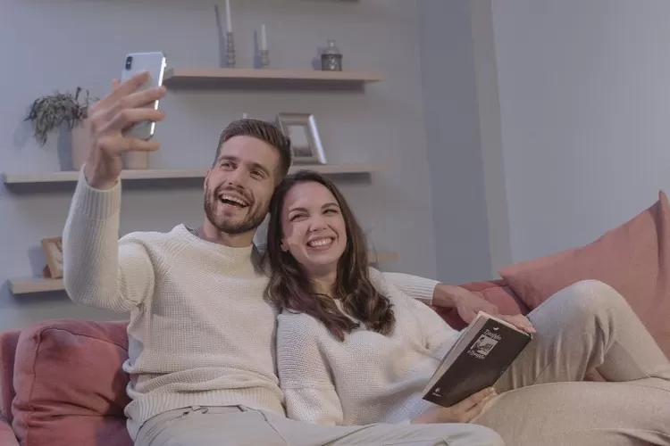 Tanda-tanda Wanita Sudah Merasa Nyaman dan Jatuh Cinta pada Kita (Pexels/Tima Miroshnichenko)