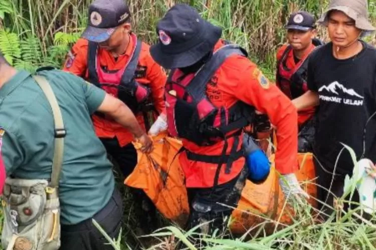 Jasad pemuda yang tenggelam di Sungai Babakan Brebes akhirmya berhasil dievakuasi tim gabungan (Ade W/SMOL.ID)