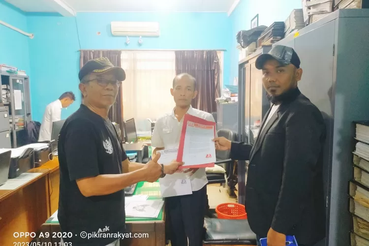 Ket. Agus Mustofa didampingi Nowo Doso serahkan surat permohonan RDP Di Gedung DPRD Kota Kediri (Rabu, 10/5)