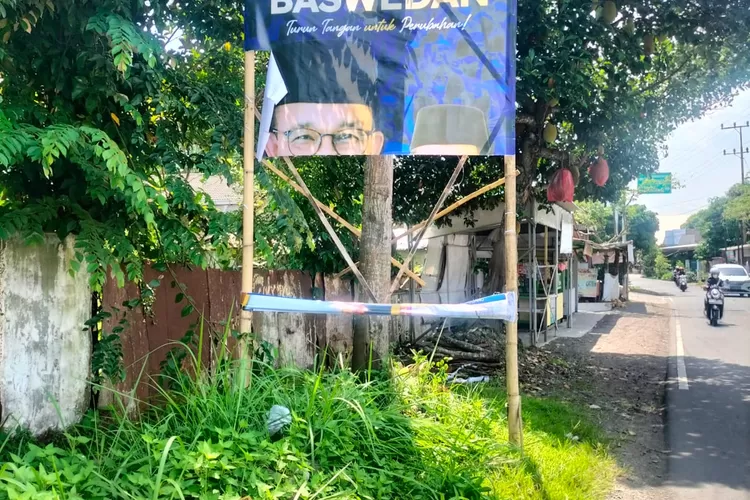Salah satu baliho Anies Baswedan yang diduga dirusak pecundang. ((JatimNetwork.com/Sugianto BN))
