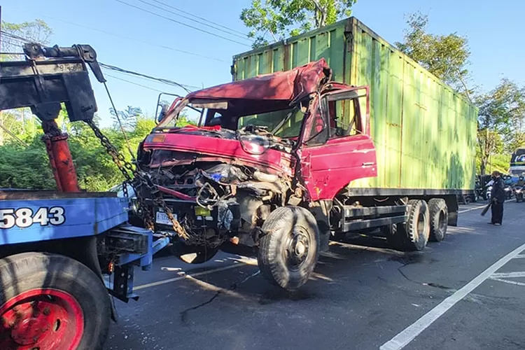 Truk Tronton Sodok Traktor Head Di Jalan Semarang-Solo - Suara Merdeka Solo