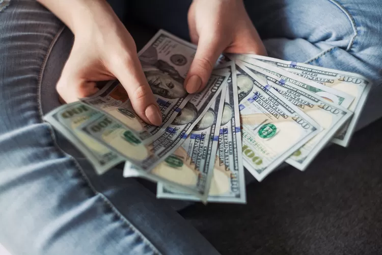 Begini cara mengatur uang, ikuti 6 tips di sini. (Alexander Mils via Unsplash.com)