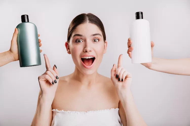 Ilustrasi orang menggunakan shampoo   (lookstudio via freepik)