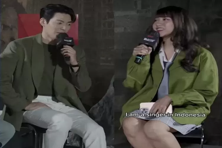 Ghea Sedang mewawancarai Kim Woo Bin (Edit penulis via instagram @gheaindrawari)