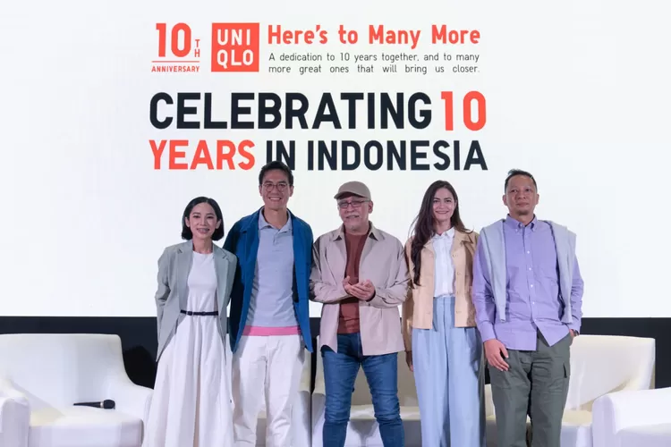 Lisqia Lalantika, Marketing Manager UNIQLO Indonesia (kedua dari kiri) bersama Ringgo Agus Rahman (kanan),  Sabai Dieter (kedua dari kanan), Iwan Fals (ketiga dari kanan), Daniel Mananta (ketiga dari kiri) dan Indra Herlambang (kiri). (Foto: SMOL.id /dok)
