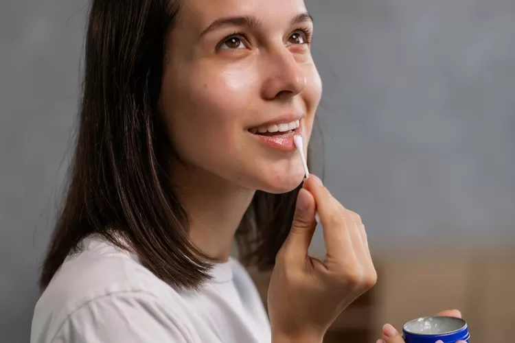 Ilustrasi penggunaan lip balm pada area bibir (Alena Darmel by Pexels)