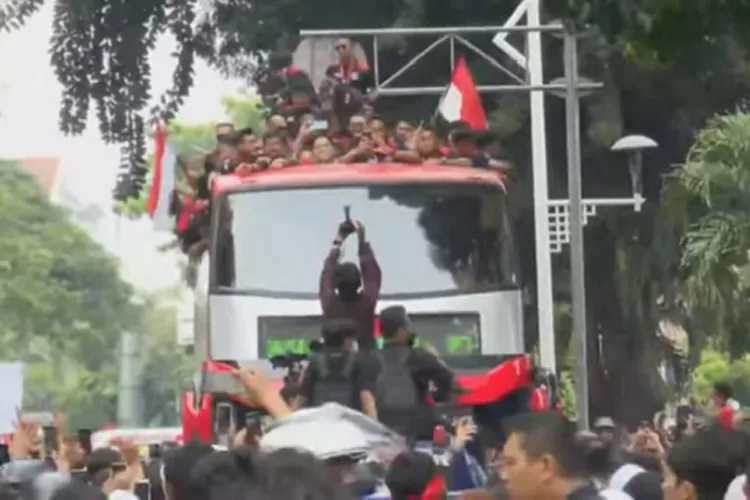 Jakarta Pecah Ribuan Suporter Tumpah Dijalanan Sambut Arak arakan