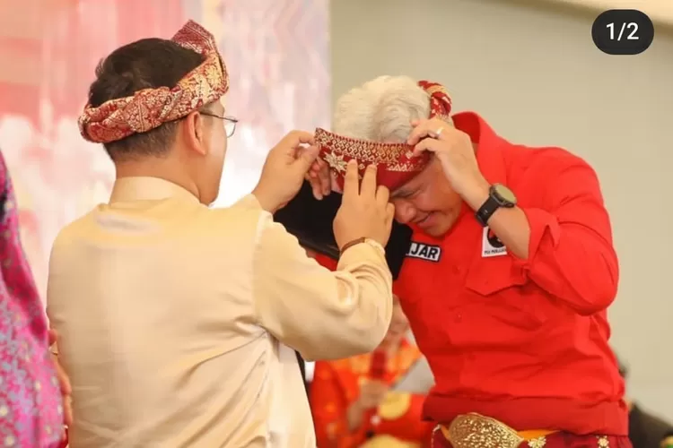 Sultan Mahmud Badaruddin (SMB) IV RM Fawass  Diraja menganugerahi  Ganjar Pranowo tanjak Melayu. Bacapres PDIP ini dinilai peduli adat dan budaya nusantara.e (tangkapan layar instagram @ganjar_pranowo)