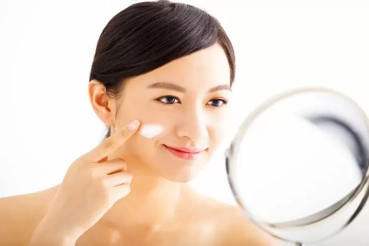 Berikut Ini Urutan Dan Langkah-Langkah Memakai Skincare Untuk Wanita ...