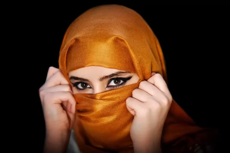 Illustrasi wanita memakai niqab bagaimanakah hukum memakai cadar dalam Islam penasaran usai Inara Rusli putuskan melepas niqabnya (Sebastian Rivera via pexels.com)