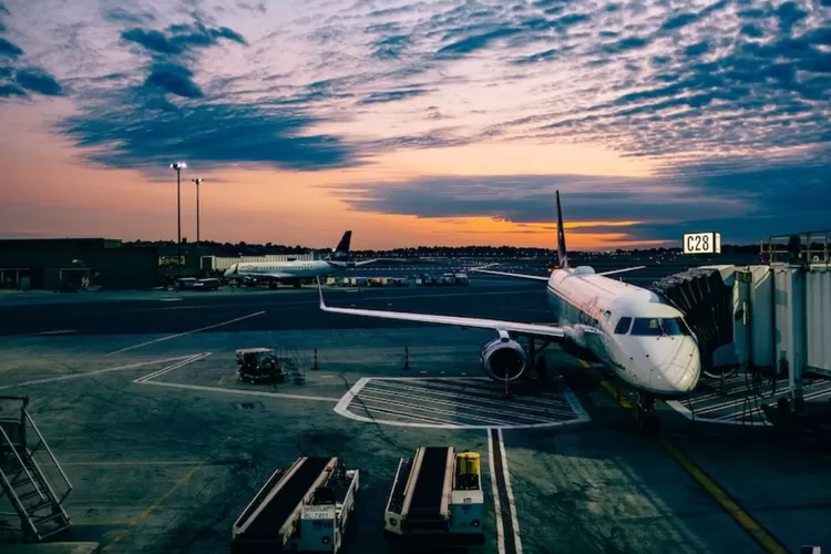 Ilustrasi tebak-tebakan ala Cak Lontong, naik pesawat kita tidak boleh membawa? (Unsplash.com/Ashim D&rsquo;Silva)