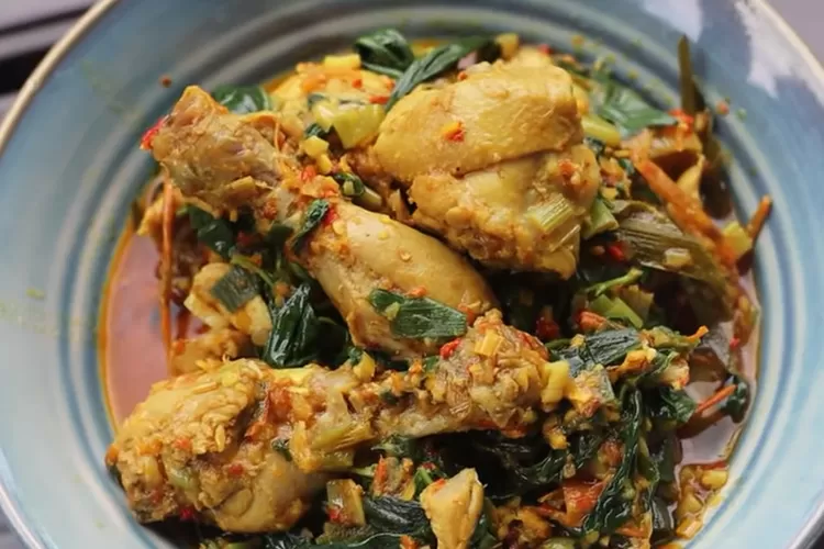 Intip resep ayam woku khas Manado, para ibu bisa bisnis lauk matang yang satu ini dari rumah. (Youtube Devina Hermawan)