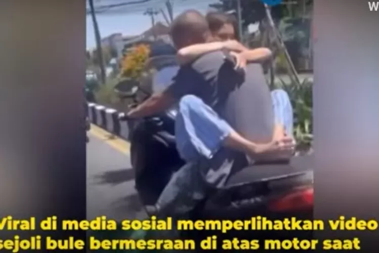 Sebuah Video Sejoli Bule Bermesraan di Atas Motor Saat Berkendaraan di