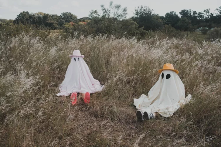  Dua orang dengan kostum hallowen (AiramDato-on Via Pexels)