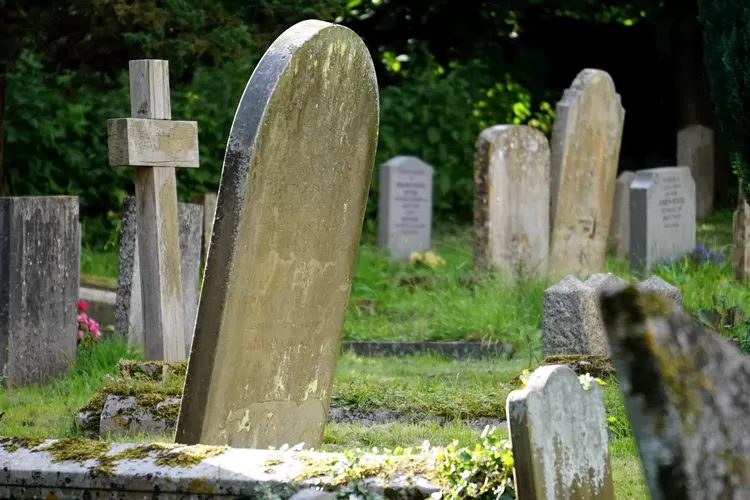 Pemakaman dengan batu nisan (Tangkapan layar Pexels @Mike Bird)