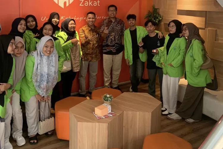 Mahasiswa PMI UIN Walisongo Semarang saat KKL di Rumah Zakat Bandung, Rabu, 17 Mei 2023. (Ist)