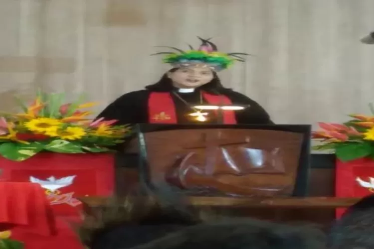 Pendeta Helen Ruth Manurung dalam Perayaan Pentakosta di GKI Salatiga.&nbsp; (Chrissandhy Bothmir/Aspirasiku.id)