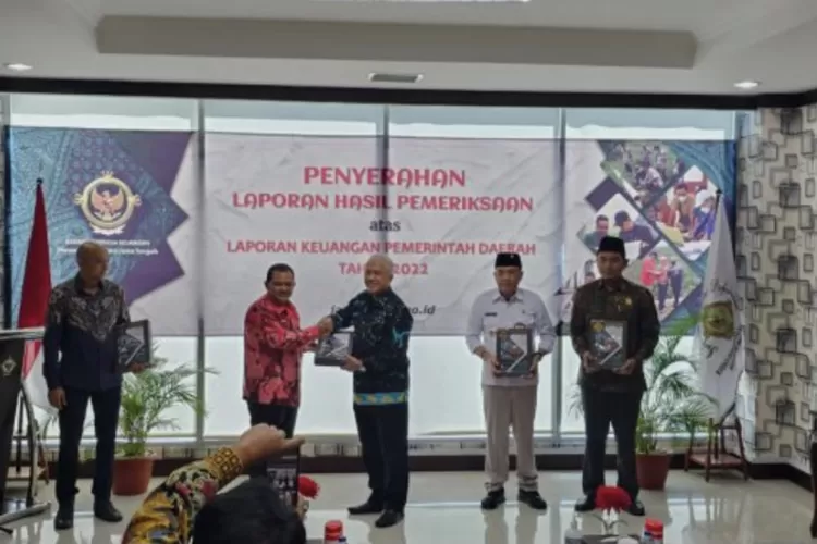 Pemkab Semarang menerima WTP di Kantor BPK Perwakilan Jateng, Jumat (26/5/2023). (Jatengprov.go.id)