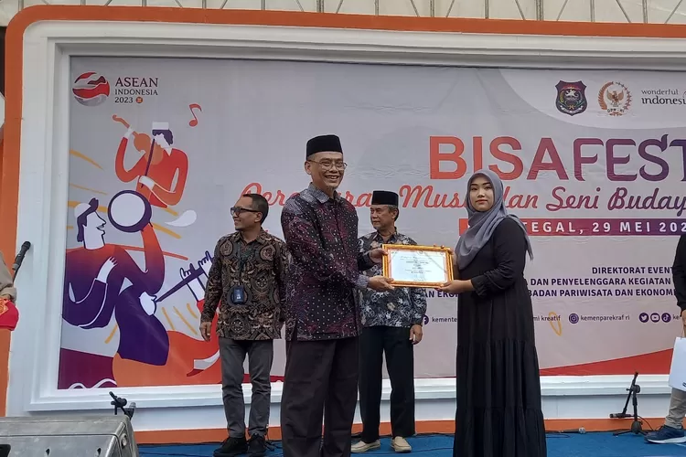 Wakil Ketua Komisi X DPR RI Abdul Fikri Fakih saat memberikan piagam penghargaan kepada peserta Bisa Fest (Lilisnawati/Babad.id)