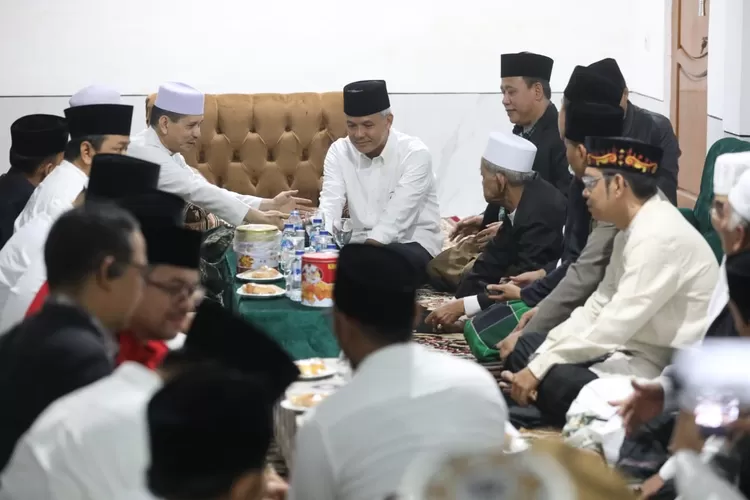 Ganjar saat sedang berkunjung ke rumah KH Tubagus Ahmad Syadzili Wasi, Banten, Minggu (28/5). (Ist)