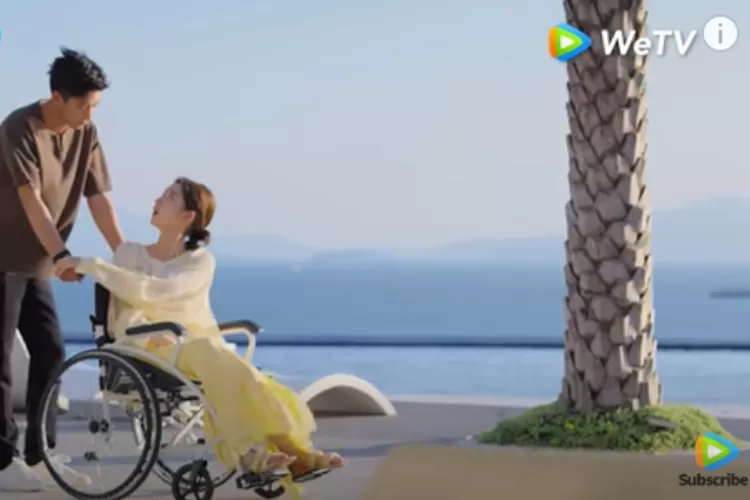Min Hui harus menggunakan kursi roda untuk sementara karena mengalami cedera kaki akibat kecelakaan. (Tangkap Layar YouTube/WeTVIndonesia)