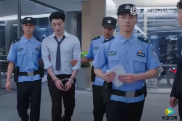 Cheng Qi Rang ditangkap polisi. (Tangkap Layar YouTube/TencentVideoArtist)