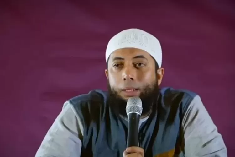 Ustadz Khalid Basalamah ingatkan muslim untuk berhati-hati dengan pujian (YouTube/ Khalid Basalamah Official)