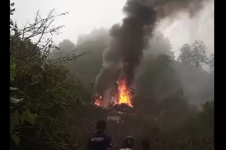 Helikopter TNI AD jenis BEL 412 jatuh di perkebunan teh saat latihan (Tangkapan layar Medsos)