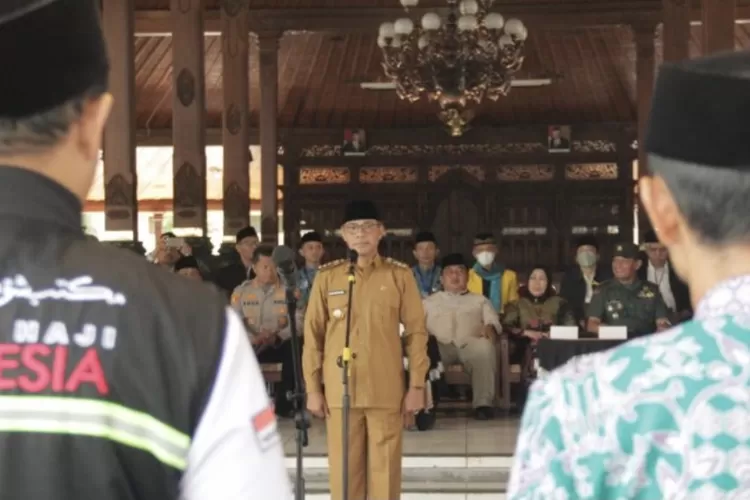 Pemkab Temanggung saat melepas keberangkatan jemaah haji, Senin (29/5/2023). (Jatengprov.go.id)