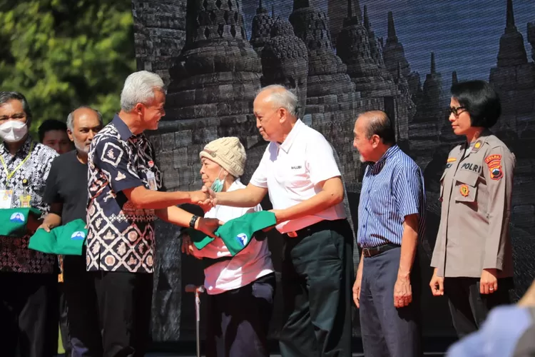 Gubernur Jawa Tengah Ganjar Pranowo saat menghadiri pembukaan Bakti Sosial Kesehatan (Baksoskes) Tri Suci Waisak 2567 BE - 2023 di Taman Lumbini, Kompleks Candi Borobudur.