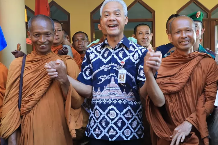 Gubernur Jawa Tengah Ganjar Pranowo bersama bhikkhu yang melakukan ritual thudong dari Thailand ke Indonesia.