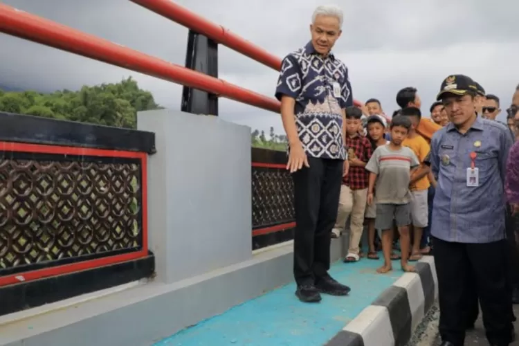 Gubernur Jawa Tengah Ganjar Pranowo saat mengecek pembangunan jembatan di Desa Keseneng, Wonosobo, Selasa (30/5/2023). (Ist)