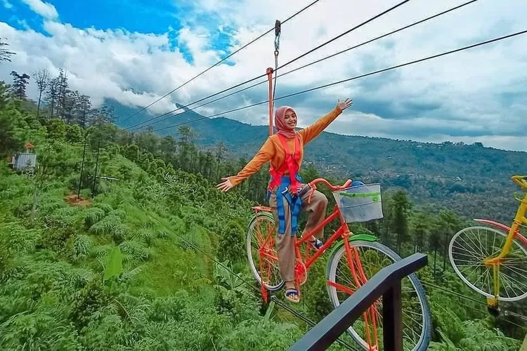 Sepeda Gantung di Bukit Surga Nganjuk. (Instagram @asli.nganjuk)