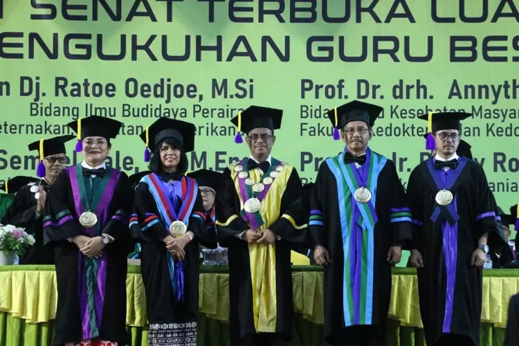 Foto besar ke 4 Guru Besar yang dikukuhkan bersama Rektor UNDANA Kupang. (Dok Humas NTT)