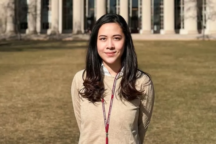 Potret Celine Wijaya, mahasiswa cantik asal Indonesia yang spill budaya kuliah unik di Harvard University. (Tangkapan layar Instagram/@cellinewijaya.md)