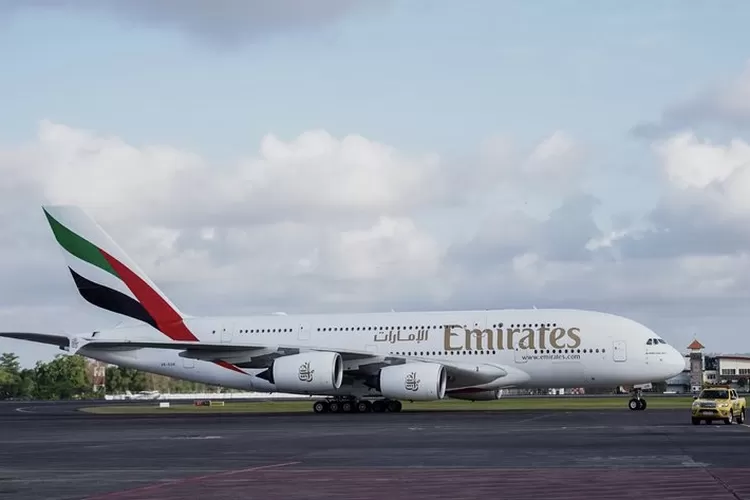 Pesawat A380 milik Emirates yang mendarat di Bandara Internasional I Gusti Ngurah Rai Bali Bandara Internasional I Gusti Ngurah Rai Bali, Rabu (1/5/23). (Ist)