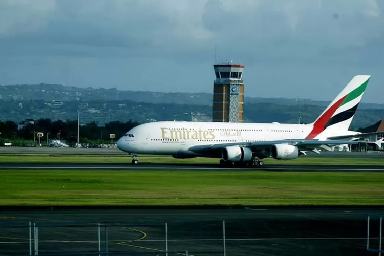 Sejarah! Pesawat Penumpang Terbesar Di Dunia Airbus A380 800 Mendarat ...