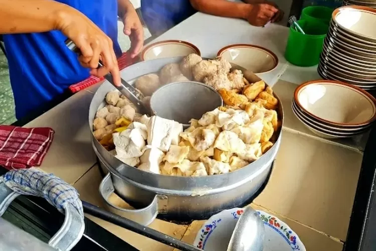 Paling Populer Ini Tempat Makan Bakso Terenak Di Tegal Yang Ramai Pengunjung Catat Jam Buka