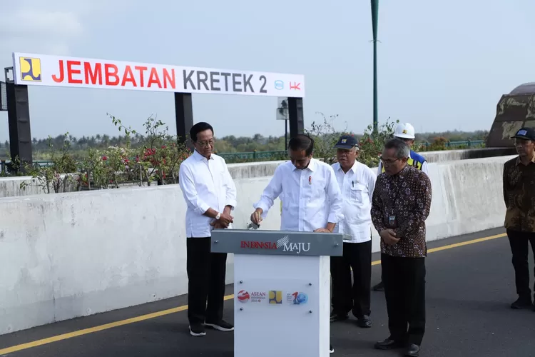 Presiden Jokowi dengan didampingi Gubernur DIY, Sri Sultan Hamengku Buwono X meresmikan Jembatan Kretek 2 di Kapanewon Kretek, Kabupaten Bantul. (Foto: SMOL.id/dok)