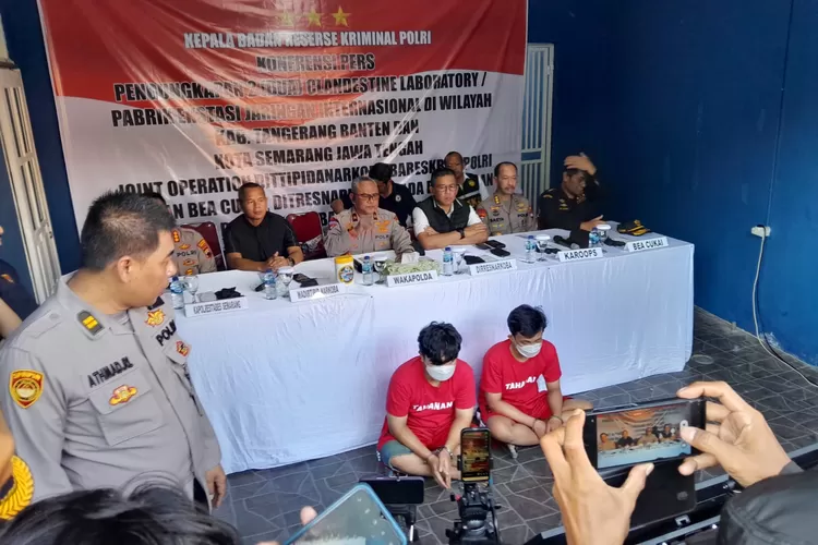 Polda Jateng bersama Bareskrim Polri saat menggelar kasus ungkap pabrik narkoba di Semarang. (Ayosemarang.com/ Audrian Firhannusa)