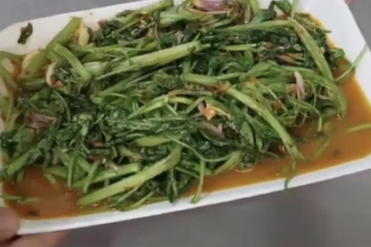 Masakan kimchi kangkung (YouTube Hari Jisun)