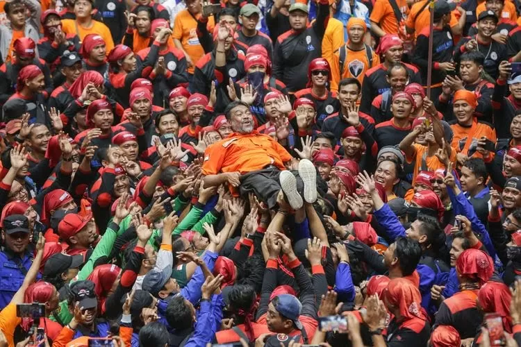 Presiden Partai Buruh Said Iqbal dibopong buruh saat May Day Fiesta dalam rangka memperingati Hari Buruh Internasional di Istora Senayan Jakarta, Senin (1/5/2023). Ribuan buruh turun ke jalan menyampaikan aspirasinya. (Foto/KOMPAS.com) 