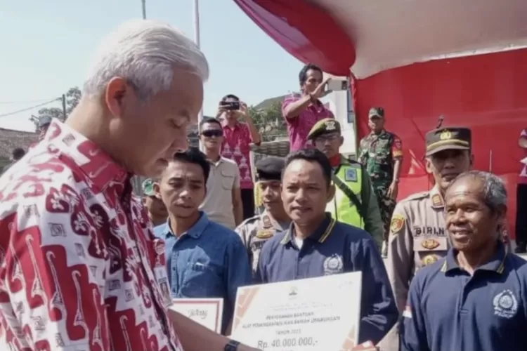 Gubernur Jawa Tengah, Ganjar Pranowo saat memberikan bantuan kepada pemkab Semarang di Ruang Terbuka Hijau (RTH) Leyangan, Ungaran Timur, Rabu (31/5/2023). (Jatengprov.go.id)