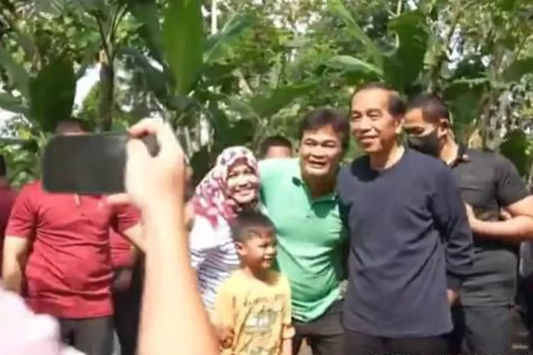Jokowi dan keluarga mengunjungi Warung Kopi Klotok Jalan Kaliurang menikmati kuliner khas daerah. (Tangkapan layar)