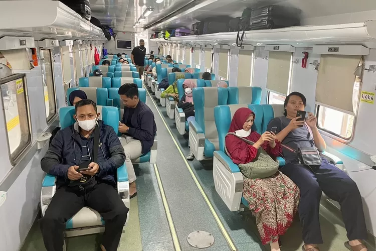 KA Pandalungan Tujuan Jember Jadi Rute Favorit Baru Di Stasiun Gambir ...