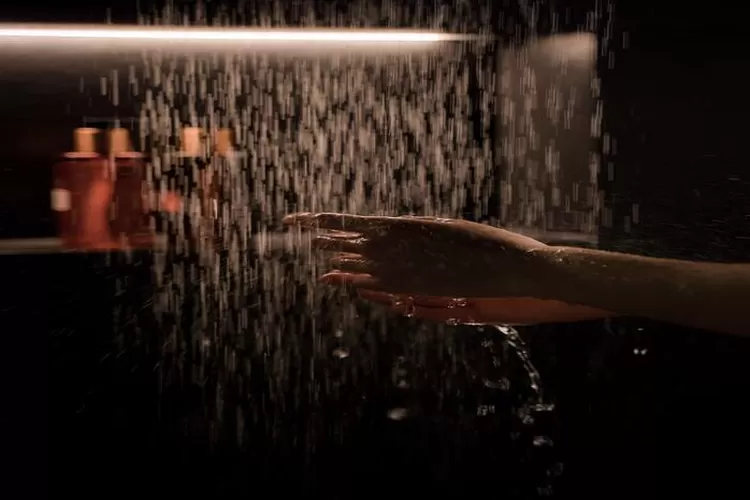 Ilustrasi mandi saat malam hari.  (pexels.com/RonLach)