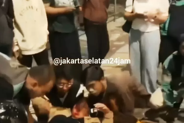 Warga setempat tengah membantu korban tabrak lari oleh kekasihnya (@jakartaselatan24jam)