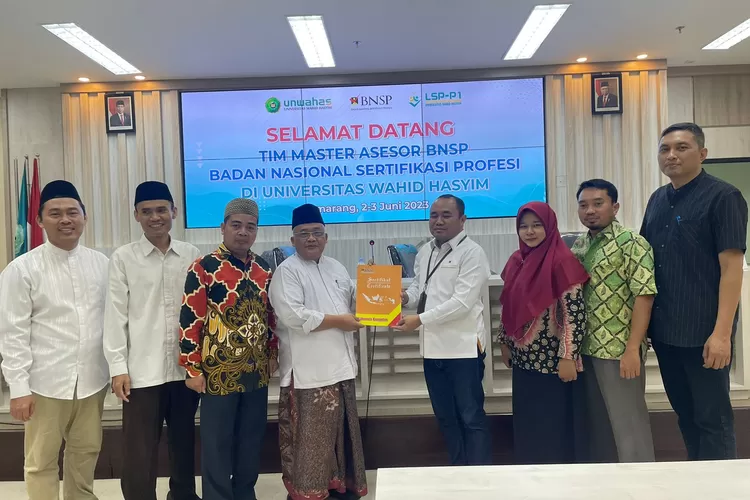 Rektor Universitas Wahid Hasyim (Unwahas) Prof Dr Mudzakir Ali menerima SK Lisensi Lembaga Sertifikasi Profesi (LSP) Unwahas dari Wakil Kepala Badan Nasional Sertifikasi Profesi (BNSP) Miftakul Azis.