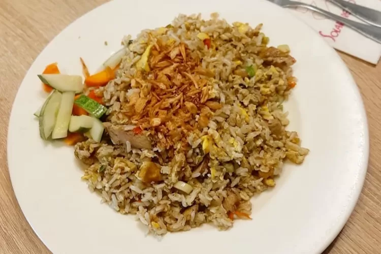 Nasi Goreng Cabe Ijo Solaria yang gurih dengan tambahan bawang goreng diatasnya (Instagram.com/ratujajan_)